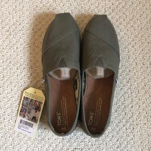 NWT Classic TOMS - Olive Canvas - Size 8